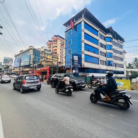 Tower 21 Regency Hotel Kochi Bagian luar foto