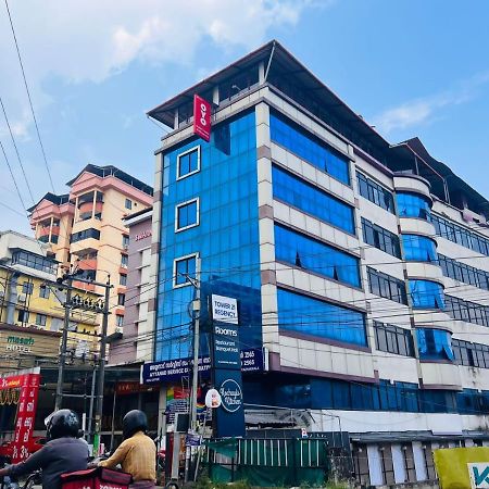 Tower 21 Regency Hotel Kochi Bagian luar foto