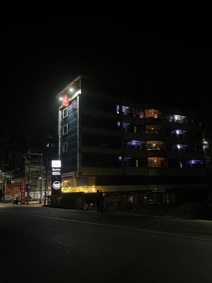 Tower 21 Regency Hotel Kochi Bagian luar foto