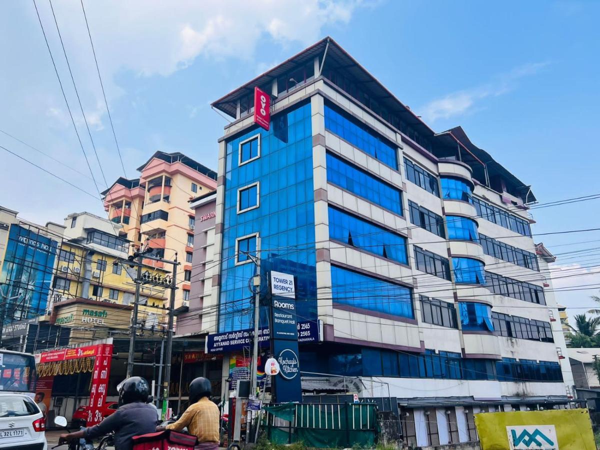 Tower 21 Regency Hotel Kochi Bagian luar foto